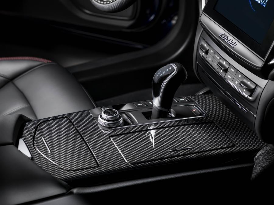 Детали интерьера Maserati Ghibli S Q4 GranSport Carbon Pack 2017 года  (фото 13 из 44)